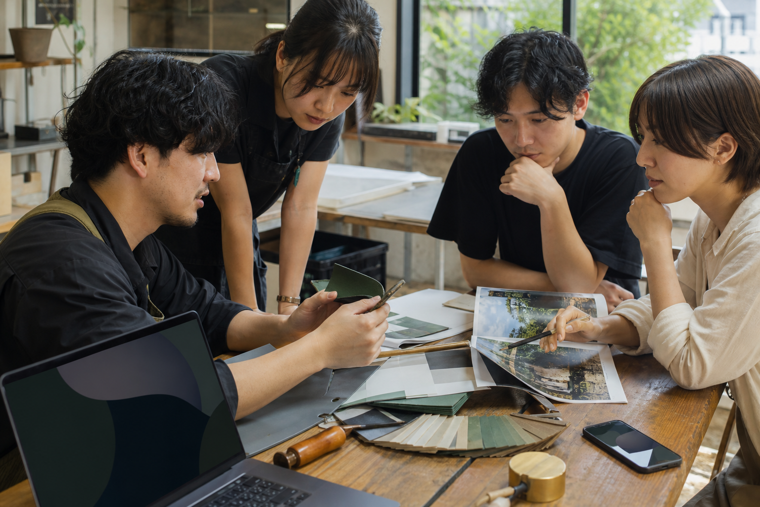 実際の仕事を囲んで話し合うチーム